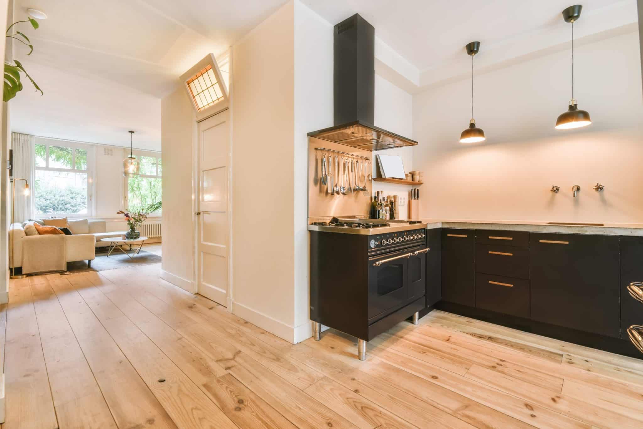 Cuisine moderne rénovée à Rennes — mobilier noir